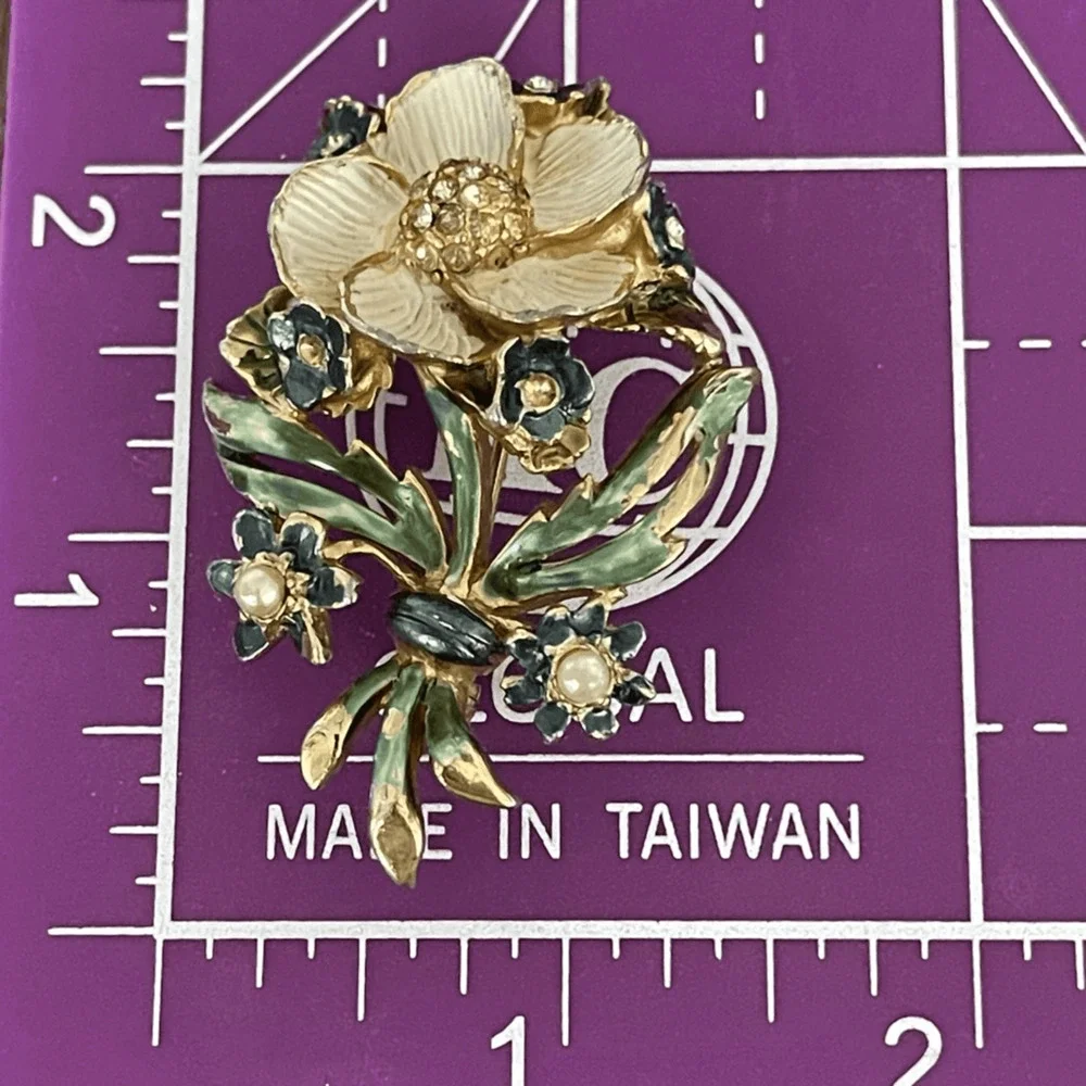RARE 1940’s Signed Reja Flower Rhinestone Pearl Brooch Pin